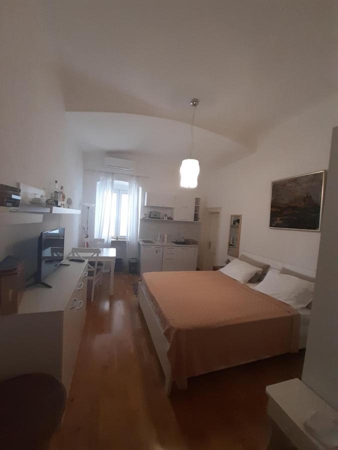 Mulo Stanicica Tivat Buitenkant foto